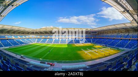 Haifa, Israele - 28 Novembre 2019: vista panoramica del porto di Haifa International Stadium, o Sammy Ofer Stadium, con i lavoratori, a Haifa, Israele Foto Stock