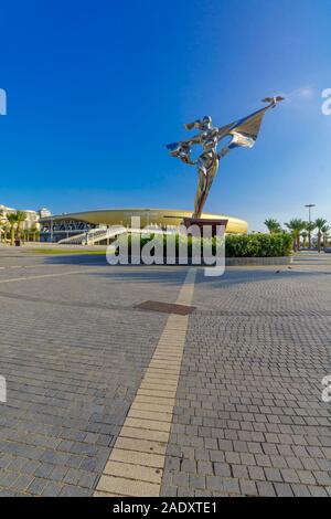 Haifa, Israele - 28 Novembre 2019: al di fuori della vista del Haifa International Stadium, o Sammy Ofer Stadium, con la statua della pace nel mondo, a Haifa, ho Foto Stock