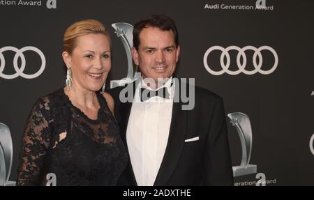 04 dicembre 2019, Baviera Monaco di Baviera: Bettina Wulff, ex First Lady e Jan-Henrik Behnken a piedi il tappeto rosso al Audi Generation Award nel Bayerischer Hof. Foto: Felix Hörhager/dpa Foto Stock