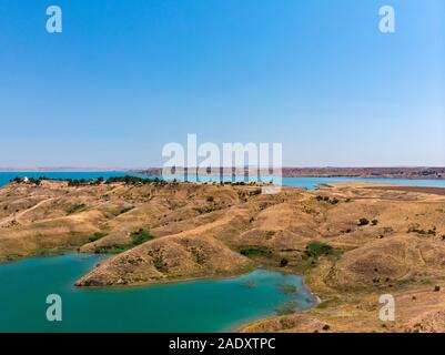 Vista aerea delle zone rurali e delle aree agricole a sud di Lokman, Adiyaman, Turchia. Ingressi sul fiume Eufrate formata dalla diga di Ataturk. Terre del deserto Foto Stock