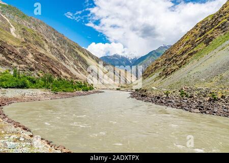 Per Kulob Qalai Khumb Pamir Highway pittoresco Fiume Panj Valley View su un soleggiato Blue Sky giorno Foto Stock