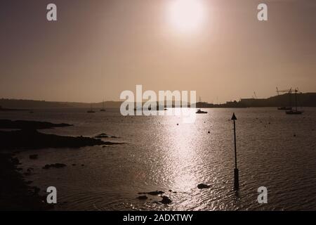 Falmouth da Flushing New Quay, Penryn River, Cornwall, Regno Unito, alla mattina presto Foto Stock