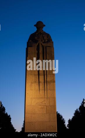 Il Monumento Commemorativo Canadese a Vancouver Corner prima dell'alba, St Julien, Ypres salienti, Belgio Foto Stock