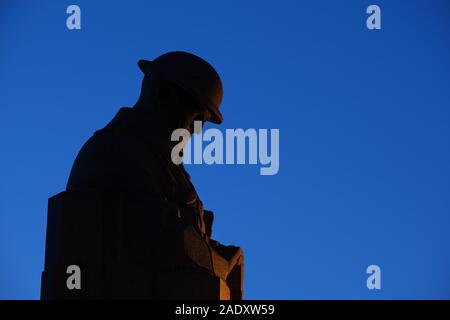 Il Monumento Commemorativo Canadese a Vancouver Corner prima dell'alba, St Julien, Ypres salienti, Belgio Foto Stock