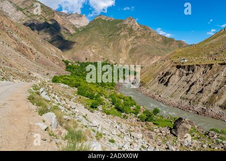 Qalai Khumb di Khorog Pamir Highway pittoresco Fiume Panj vista valle delle montagne su un soleggiato Blue Sky giorno Foto Stock