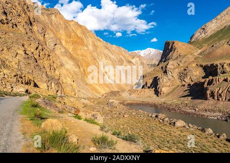 Qalai Khumb di Khorog Pamir Highway pittoresco Fiume Panj vista valle delle montagne su un soleggiato Blue Sky giorno Foto Stock