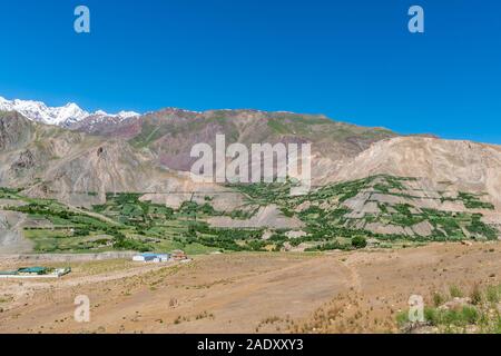 Qalai Khumb di Khorog Pamir Highway pittoresco Fiume Panj vista valle di Rushon villaggio su un soleggiato Blue Sky giorno Foto Stock