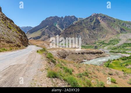 Qalai Khumb di Khorog Pamir Highway pittoresco Fiume Panj vista valle delle montagne su un soleggiato Blue Sky giorno Foto Stock