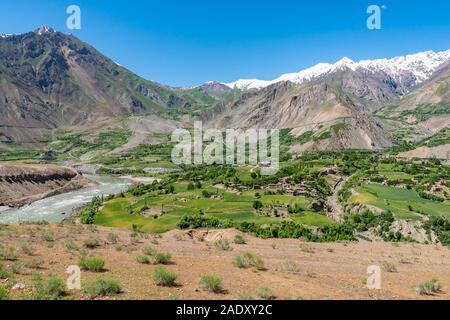 Qalai Khumb di Khorog Pamir Highway pittoresco Fiume Panj Valley View di un villaggio afghano su un soleggiato Blue Sky giorno Foto Stock