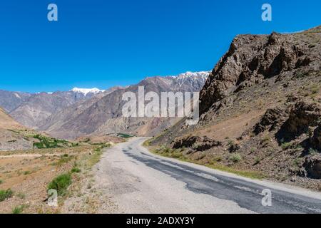 Qalai Khumb di Khorog Pamir Highway pittoresco Fiume Panj vista valle delle montagne su un soleggiato Blue Sky giorno Foto Stock