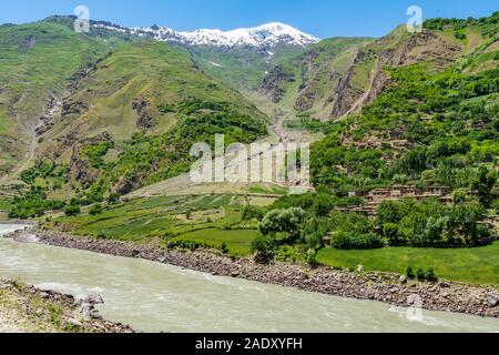 Qalai Khumb di Khorog Pamir Highway pittoresco Fiume Panj Valley View di un villaggio afghano su un soleggiato Blue Sky giorno Foto Stock