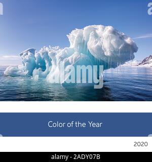 Colore dell'anno 2020. Un iceberg al largo delle Isole Svalbard, Circolo Polare Artico, come un esempio del 2020 colore dell'anno in Classic, ricchi toni di blu. Foto Stock