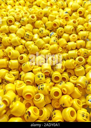 London, Regno Unito - 1 Dicembre 2019: Partite di giallo Lego le teste e le facce in un negozio LEGO. La Lego è una costruzione danese giocattolo inventato nel 1932. Ora è uno Foto Stock