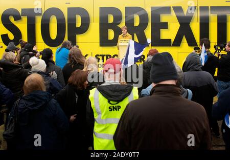 SNP leader Nicola Storione lancia il partito per la campagna di autobus a Port Edgar Marina a South Queensferry, prima di partire per un tour della Scozia per la settimana finale del SNP???s campagna elettorale. Foto Stock