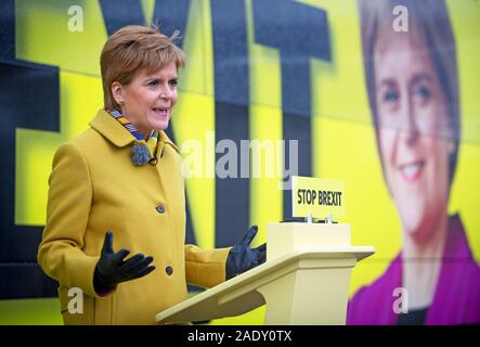 SNP leader Nicola Storione lancia il partito per la campagna di autobus a Port Edgar Marina a South Queensferry, prima di partire per un tour della Scozia per la settimana finale del SNP???s campagna elettorale. Foto Stock