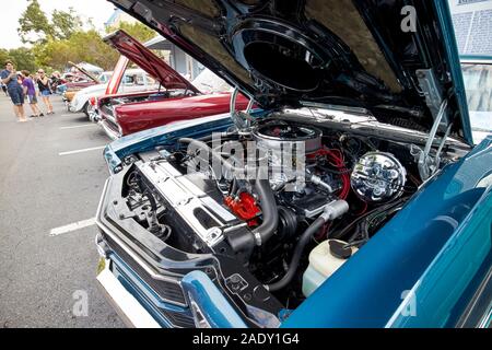 454 grande blocco vecchio classico motore Chevy in auto d'epoca, old town kissimmee florida usa Foto Stock