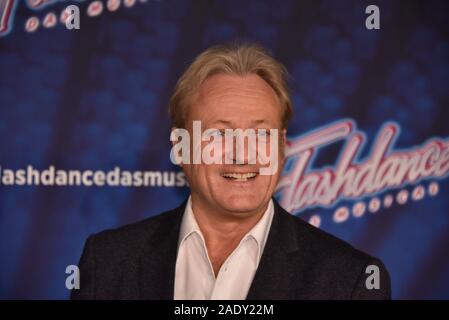 Colonia, Germania. 04 Dic, 2019. Moderatore Uwe Hübner giunge alla premiere e tour preludio del ' Flashdance - Il Musical ' Credito: Horst Galuschka/dpa/Alamy Live News Foto Stock