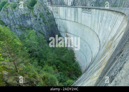 La diga di Vidraru in Romania è costruito sul fiume di Arges, la diga del lago è il quinto più grande in Europa e il nono in tutto il mondo. Foto Stock