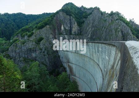 La diga di Vidraru in Romania è costruito sul fiume di Arges, la diga del lago è il quinto più grande in Europa e il nono in tutto il mondo. Foto Stock