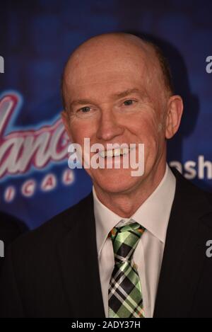 Colonia, Germania. 04 Dic, 2019. Attore Peter Nottmeier giunge alla premiere e tour preludio del ' Flashdance - Il Musical ' Credito: Horst Galuschka/dpa/Alamy Live News Foto Stock