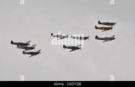 Massa formazione Spitfire airborne nella battaglia di airshow di Gran Bretagna all'IWM Duxford sull'22 settembre 2019 Foto Stock