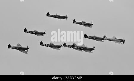 Massa formazione Spitfire airborne nella battaglia di airshow di Gran Bretagna all'IWM Duxford sull'22 settembre 2019 Foto Stock