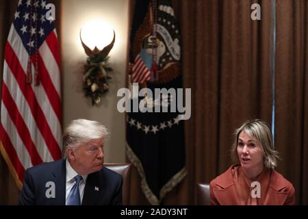 Washington, Stati Uniti d'America. 05 Dic, 2019. Presidente Donald Trump ascolta come ambasciatore statunitense alle Nazioni Unite Kelly Kraft parla durante un pranzo con i rappresentanti permanenti del Consiglio di Sicurezza delle Nazioni Unite per il Cabinet Room della Casa Bianca il 5 dicembre 2019 a Washington, DC. (Foto di Oliver Contreras/SIPA USA) Credito: Sipa USA/Alamy Live News Credito: Sipa USA/Alamy Live News Credito: Sipa USA/Alamy Live News Foto Stock