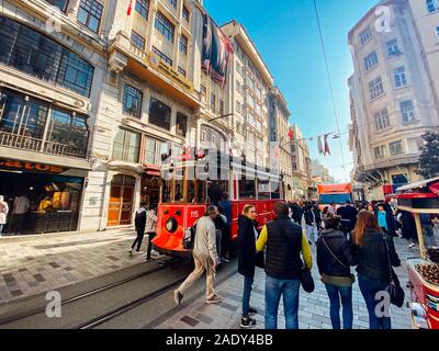 Vecchio tram Viale Istiklal ad Istanbul in Turchia il 2 novembre 2019. Nostalgico Tram rosso in Taksim Istiklal Street. Retro rosso sul tram affollata strada Istiklal Foto Stock