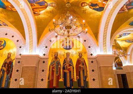 BELGRAD, SERBIA - 10 agosto 2019 : Vista interna di San Sava Cattedrale con affreschi sulla parete. Questa cattedrale è uno dei la più grande cattedrale ortodossa Foto Stock