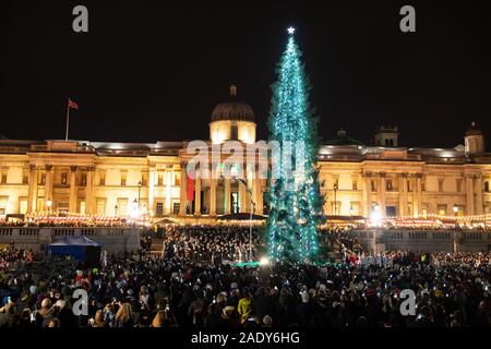 Il Trafalgar Square albero di Natale è accesa fino in centro a Londra. La struttura ad albero viene annualmente un dono dal popolo di Oslo, Norvegia, come un ringraziamento alla città per la Gran Bretagna???s aiutare nella Seconda Guerra Mondiale. Foto Stock