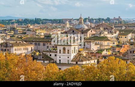 Panorama di Roma come visto da Castel Sant'Angelo in un assolato pomeriggio d'autunno. Foto Stock
