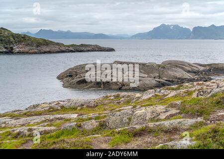 Circolo polare artico fjord paesaggio con scogliere rocciose e sharp costa, girato sotto la luminosa luce nuvoloso vicino Haenningsvaer, Lofoten, Norvegia Foto Stock