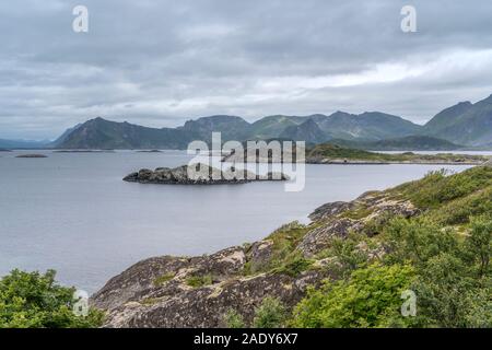 Circolo polare artico fjord paesaggio con scogliere rocciose di Nokkeloya isola, girato sotto la luminosa luce nuvoloso vicino Haenningsvaer, Lofoten, Norvegia Foto Stock