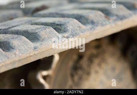 Dettaglio immagine di cingoli di gomma su un bulldozer Foto Stock