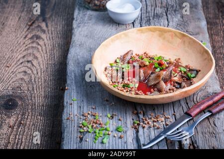 Funghi Oyster pepe in salsa di pomodoro con il grano saraceno. Sano cibo vegan, goumet impianto basato pasto Foto Stock