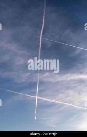 Aerei attraversando i percorsi sul blu cielo tedesco Foto Stock