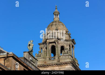 Dettagli architettonici su la Capella Della City Chambers e George Square, Glasgow con la statua di Mercurio, il dio italiano su un tetto nelle vicinanze Foto Stock