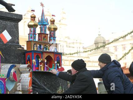 Le scene della natività durante la 76th Presepe Contest. La 77th Presepe Contest in Cracovia. Cracovia Natale presepi in miniatura sono opere d'arte. Essi sono realizzati a mano da facilmente accessibili materiali: cartone, legno, piccoli ornamenti. Ogni anno il primo giovedì del mese di dicembre gli artisti si riuniscono attorno alle Adam Mickiewicz monumento sulla piazza principale per mostrare le loro ultime opere. Novembre 29, 2018 La tradizione della costruzione di Cracovia il presepe è andato alla lista rappresentativa del patrimonio culturale immateriale da parte dell'UNESCO. Foto Stock