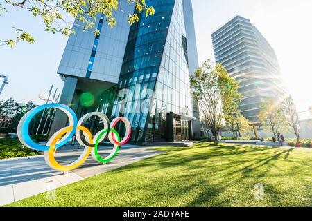 Tokyo, Giappone - 1 Nov 2019: Olympic logo Symbol presso il Museo Olimpico vicino Giappone New National Stadium, Shinjuku. Tokyo Olimpiadi estive 2020 città ospitante Foto Stock