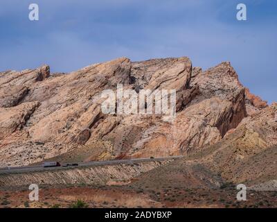 Road-tagliare attraverso la San Rafael si gonfiano sulla I-70 ovest del fiume Verde, Utah. Foto Stock