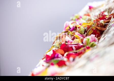 La religione sikh indiana tradizionale cerimonia rituale, elementi casella di donazione, mani fiori close up Foto Stock