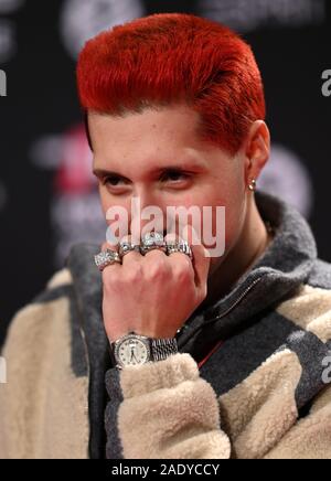 Colonia, Germania. 05 Dic, 2019. Il rapper Rin proviene la Jahrhunderthalle per ricevere il 1live Krone 2019. Credito: Henning Kaiser/dpa/Alamy Live News Foto Stock