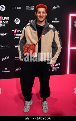 Colonia, Germania. 05 Dic, 2019. Il rapper Rin proviene la Jahrhunderthalle per ricevere il 1live Krone 2019. Credito: Henning Kaiser/dpa/Alamy Live News Foto Stock