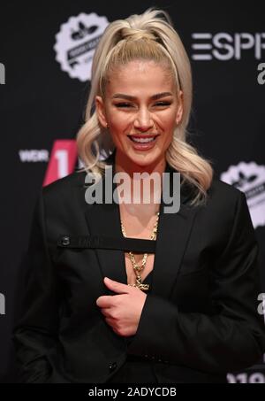 Colonia, Germania. 05 Dic, 2019. Il rapper Loredana proviene la Jahrhunderthalle per ricevere il 1live Krone 2019. Credito: Henning Kaiser/dpa/Alamy Live News Foto Stock