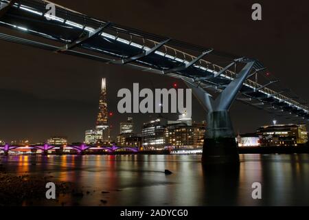 Il Millennium Bridge e il coccio di notte, London REGNO UNITO Foto Stock