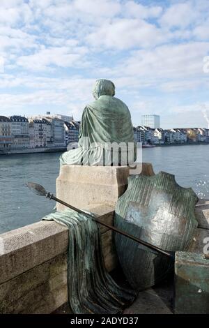 Una vista di Helvetia statua a Basilea in Svizzera Foto Stock