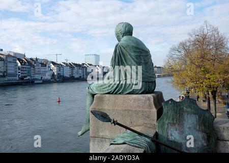 Una vista di Helvetia statua a Basilea in Svizzera Foto Stock