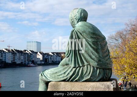 Una vista di Helvetia statua a Basilea in Svizzera Foto Stock