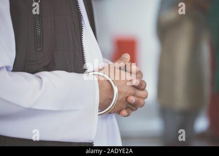 La religione sikh indiana tradizionale cerimonia rituale, elementi casella di donazione, mani fiori close up Foto Stock