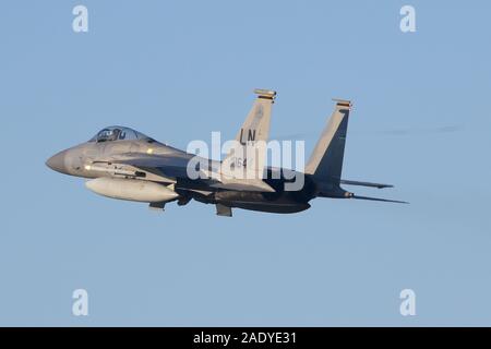 F-15C dal Lakenheath basato 493rd Fighter Squadron, 'Grim Reaper' sovraelongazioni la pista di ritorno nel circuito. Foto Stock